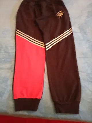 Pantalón de chándal negro y rojo