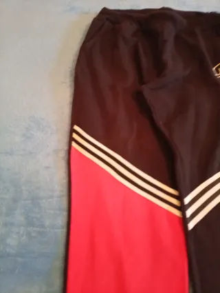 Pantalón de chándal negro y rojo