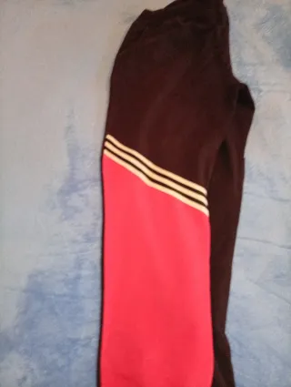 Pantalón de chándal negro y rojo