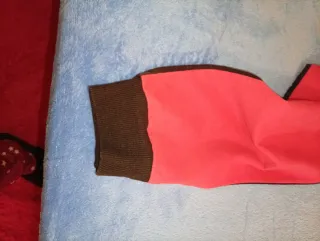 Pantalón de chándal negro y rojo