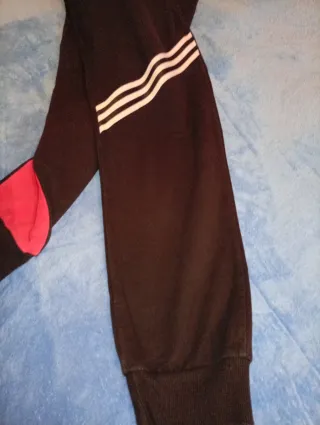 Pantalón de chándal negro y rojo