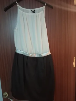 Vestido blanco y negro con cinturón plateado