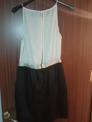 Vestido blanco y negro con cinturón plateado
