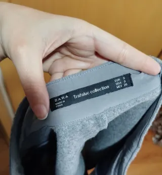 Falda Corta gris y negra con cremallera frontal