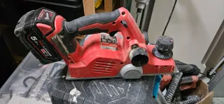 Cepillo Eléctrico Milwaukee M18 con cargador y bat