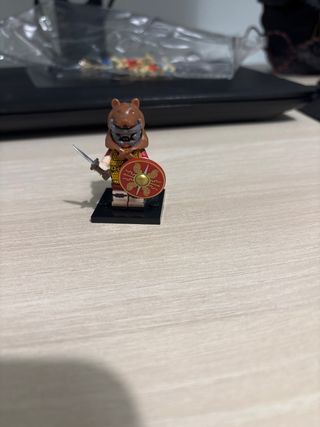 Soldado Romano Lego con Escudo y Espada