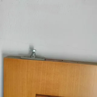 Puerta corredera maciza con cristal