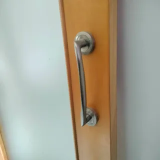 Puerta corredera maciza con cristal