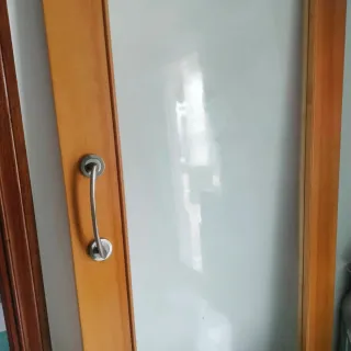 Puerta corredera maciza con cristal