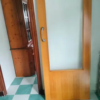 Puerta corredera maciza con cristal