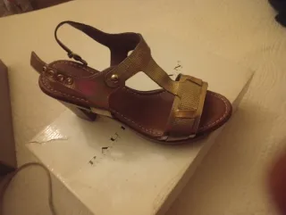 Sandalias tacón marrón y dorado