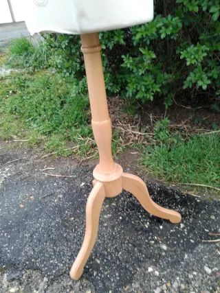 Maniquí de costura con pie de madera