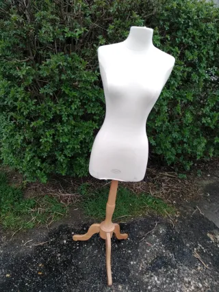 Maniquí de costura con pie de madera