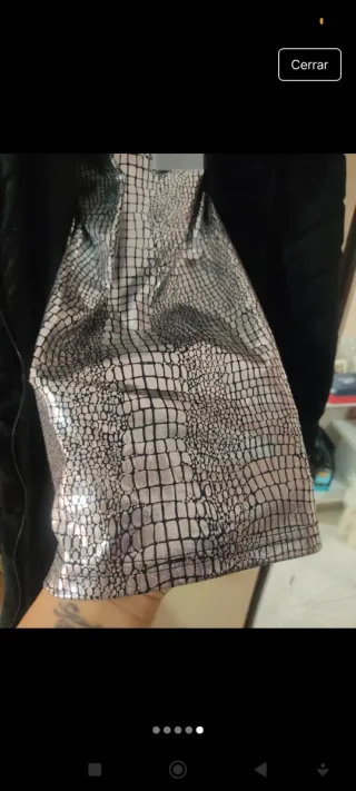 Camiseta plateada efecto piel de cocodrilo