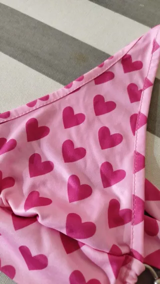 Top / bikini rosa con estampado de corazones