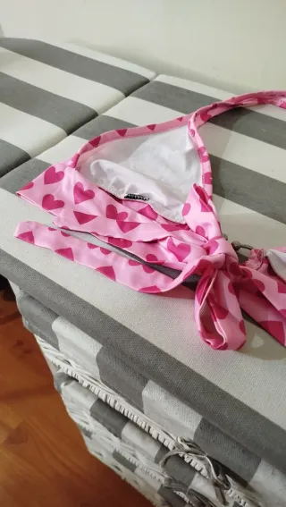 Top / bikini rosa con estampado de corazones