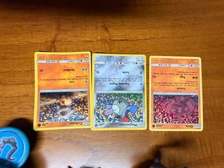 3 Figuras Pokémon e Cartas