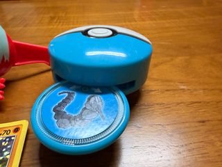 3 Figuras Pokémon e Cartas