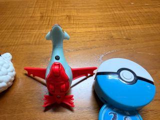 3 Figuras Pokémon e Cartas