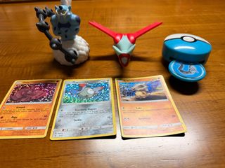 3 Figuras Pokémon e Cartas