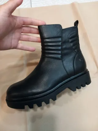 Botín negro con suela track