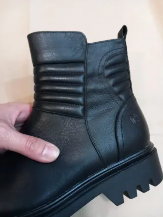 Botín negro con suela track