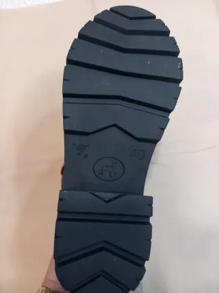 Botín negro con suela track