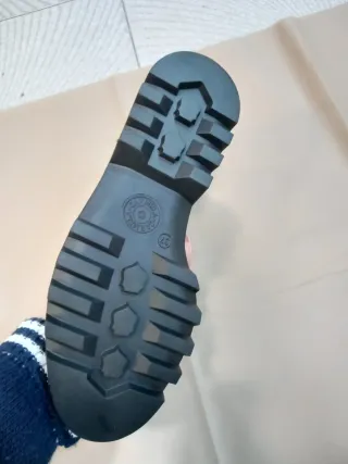 Botín negro con suela track