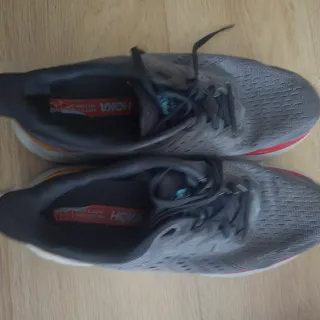 Zapatillas Hoka grises y rojas
