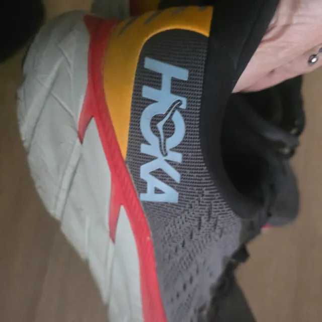 Zapatillas Hoka grises y rojas