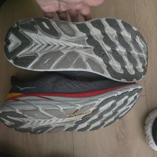 Zapatillas Hoka grises y rojas