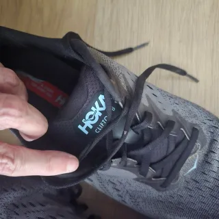 Zapatillas Hoka grises y rojas