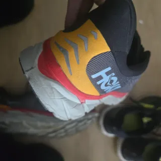 Zapatillas Hoka grises y rojas