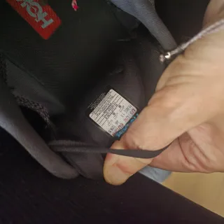 Zapatillas Hoka grises y rojas