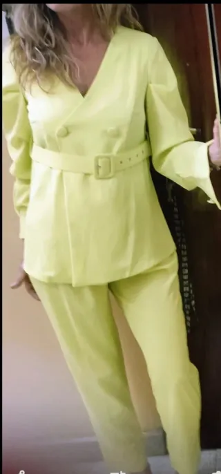Traje de pantalón, no es amarillo exactamente
