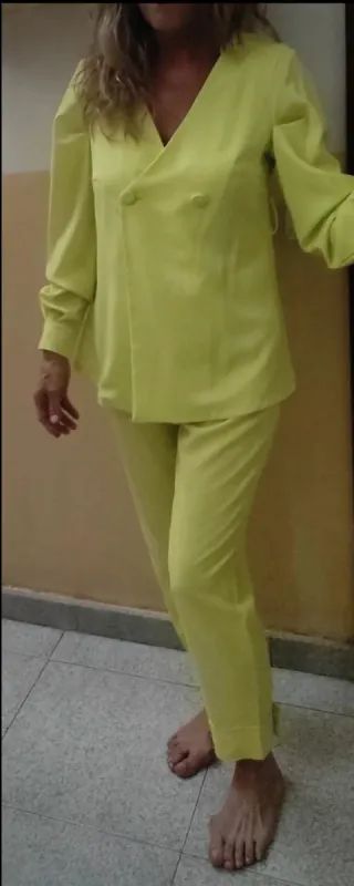 Traje de pantalón, no es amarillo exactamente