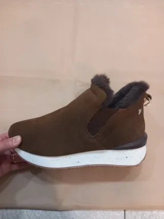 Zapatilla marrón con forro de pelo