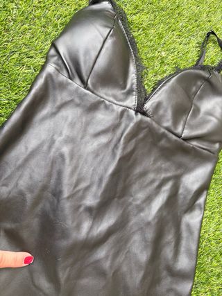 Mini vestido lencero negro encaje