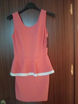 Vestido coral con volante y detalle blanco