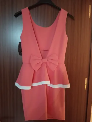Vestido coral con volante y detalle blanco