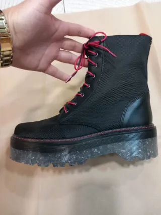 Botas Éxodo negras con cordones rojos
