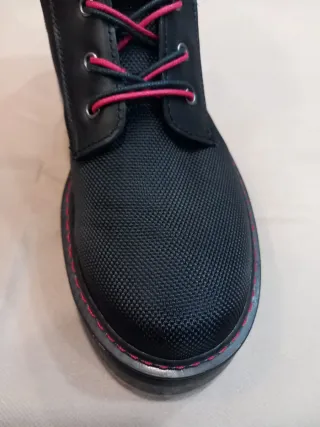 Botas Éxodo negras con cordones rojos