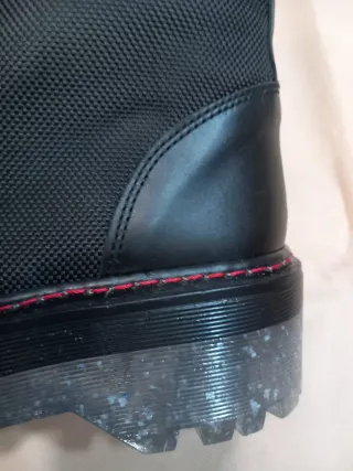 Botas Éxodo negras con cordones rojos