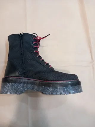 Botas Éxodo negras con cordones rojos