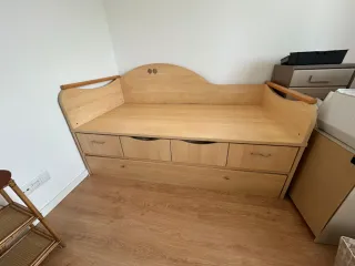 Cama individual y cama plegable con cajones