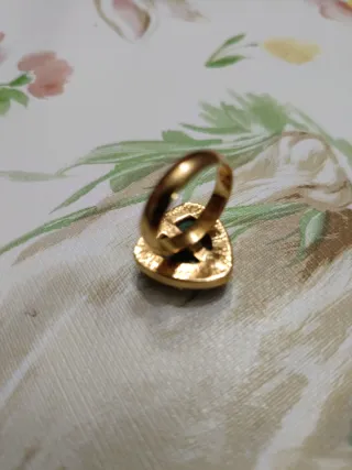 Anillo Mujer Piedra Verde y Dorado Ra dedo anular
