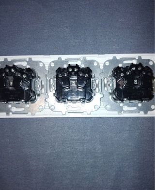 Mecanismos Niessen: Enchufes y Pulsadores