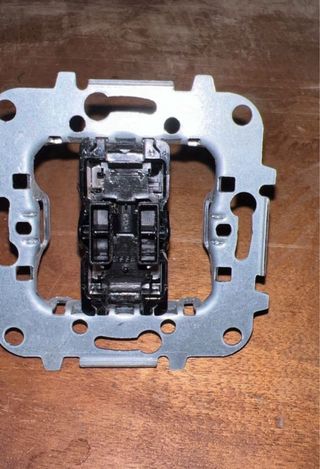 Mecanismos Niessen: Enchufes y Pulsadores