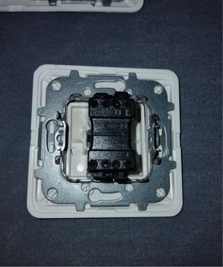 Mecanismos Niessen: Enchufes y Pulsadores