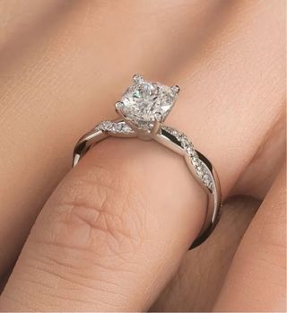 Anillo plateado con circonitas